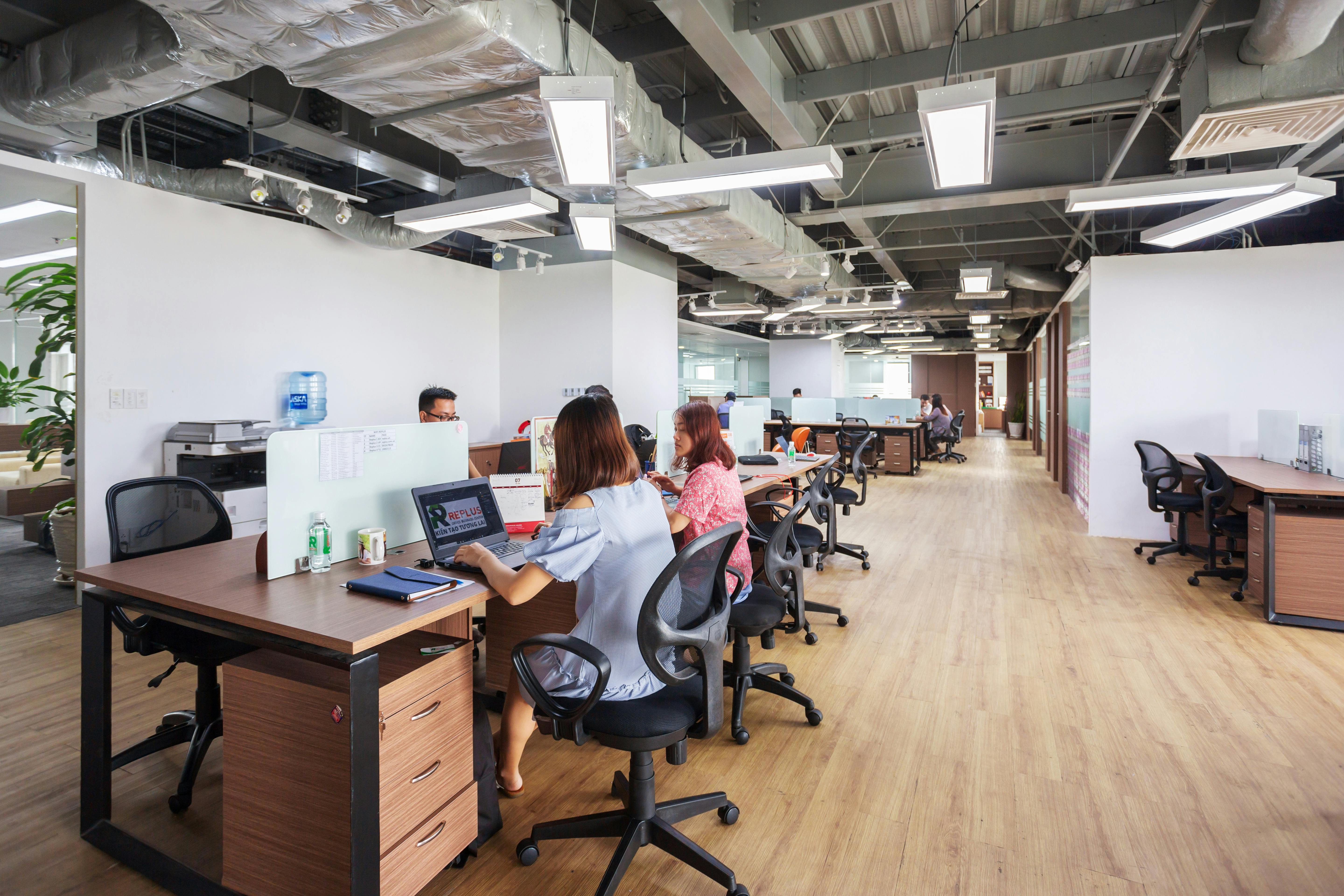 Modernes IT-Büro mit Mitarbeitern