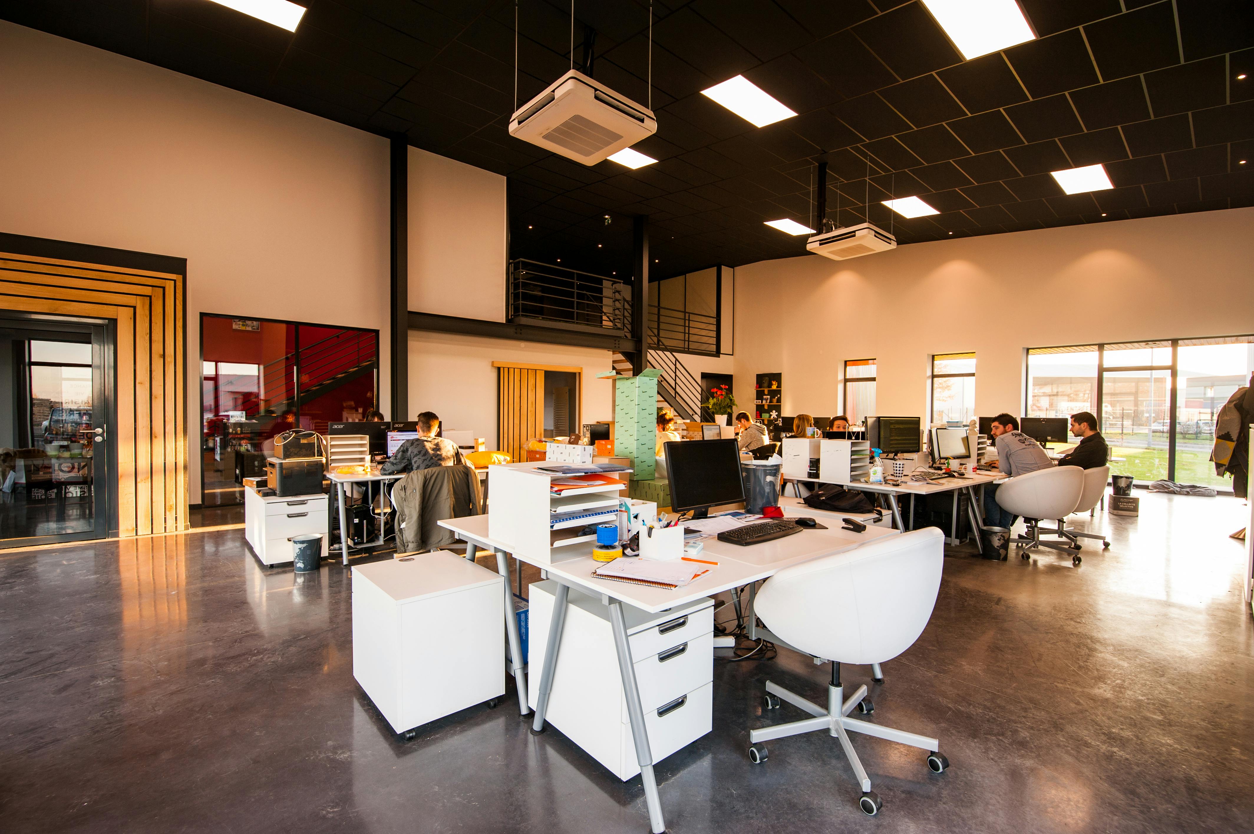 Ein Büro mit Angestellten an ihrem Arbeitsplatz
