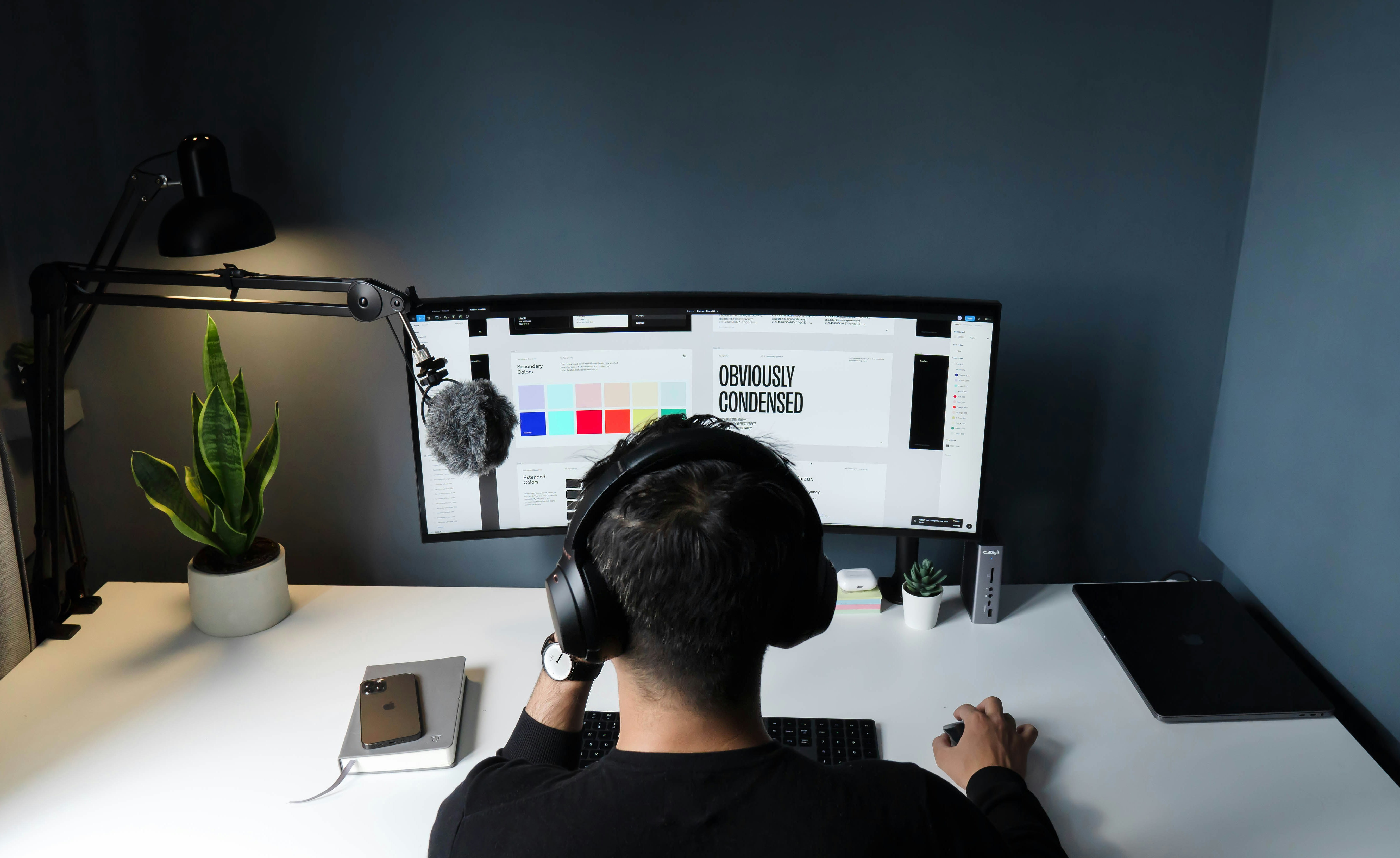 Freelancer arbeitet konzentriert am Laptop